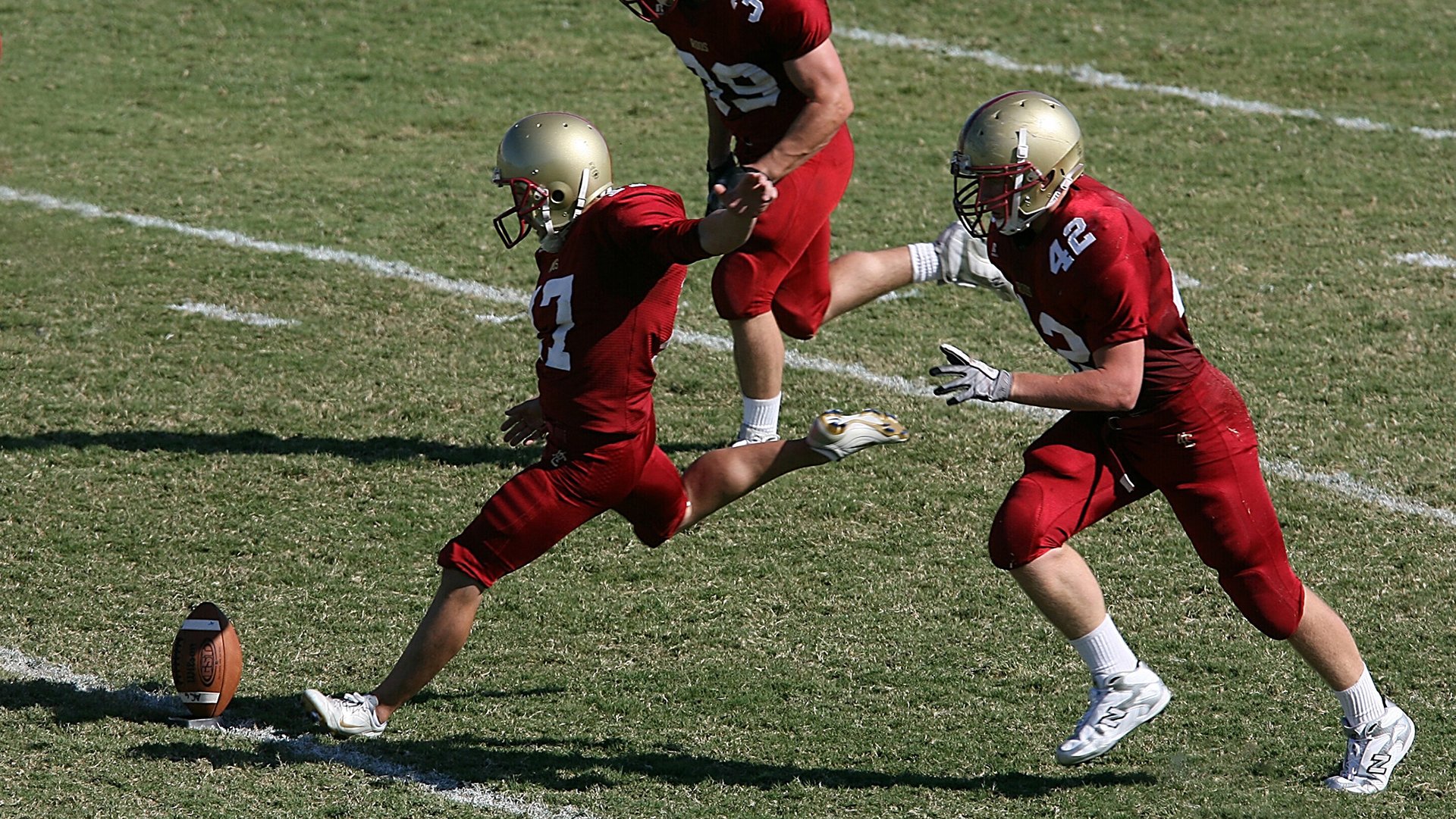 红牛之影，当二队的光芒盖过旗舰，维斯塔潘在迈凯伦围攻下铸就F1最孤独的王者之夜